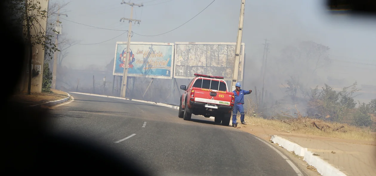 Bombeiros no local no incêndio  
