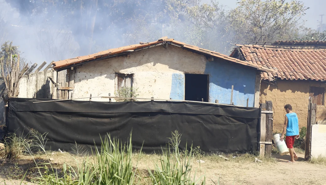 População tenta controlar incêndio próximo da avenida dos Ipês