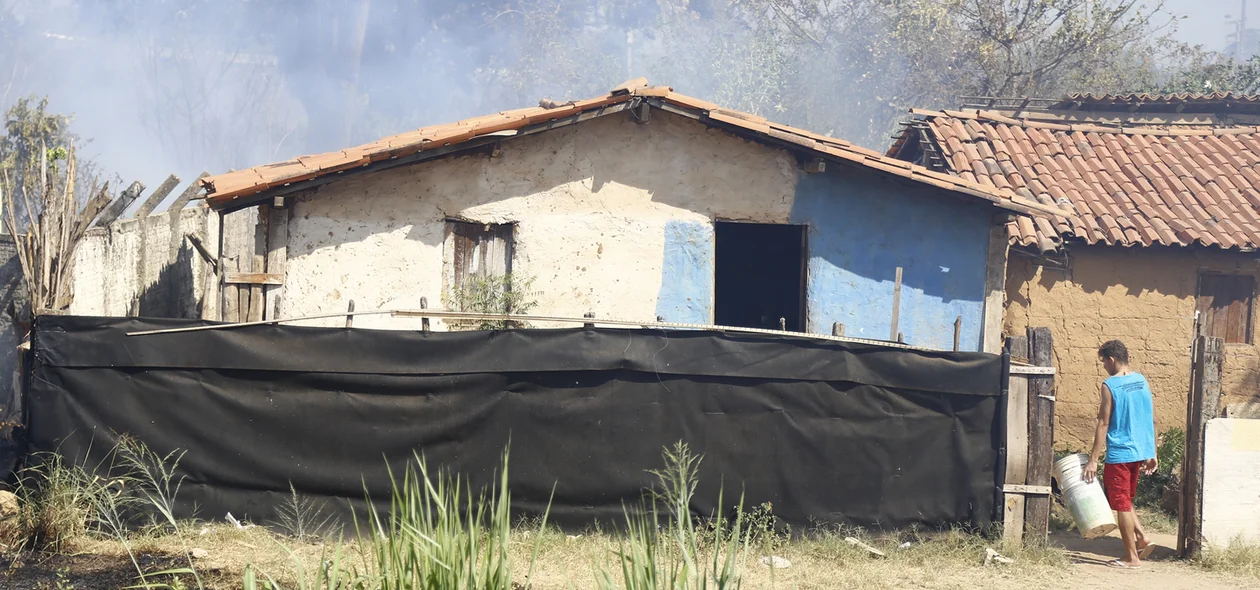 População tenta controlar incêndio próximo da avenida dos Ipês