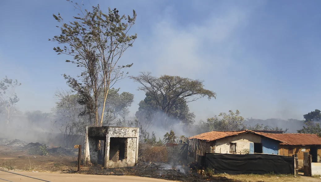 Incêndio próximo as casas na avenida dos Ipês
