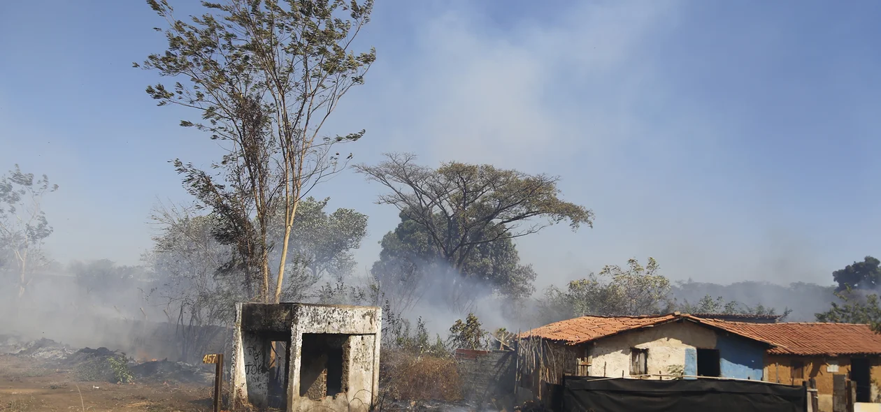 Incêndio próximo as casas na avenida dos Ipês