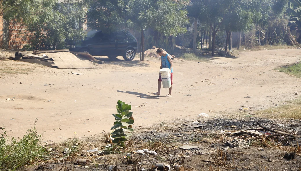 População tenta controlar incêndio