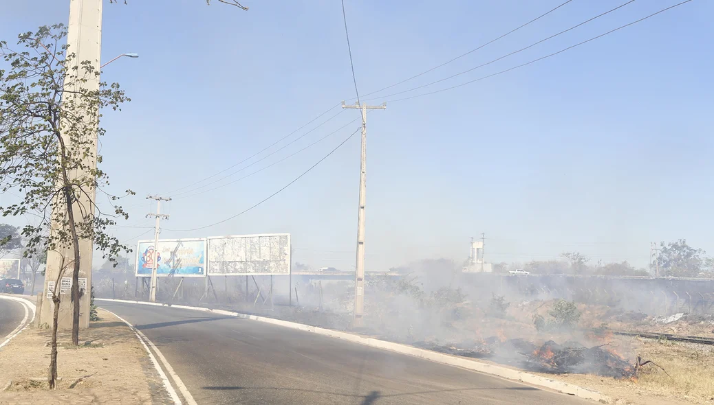 Muita fumaça dificulta o acesso a avenida dos Ipês