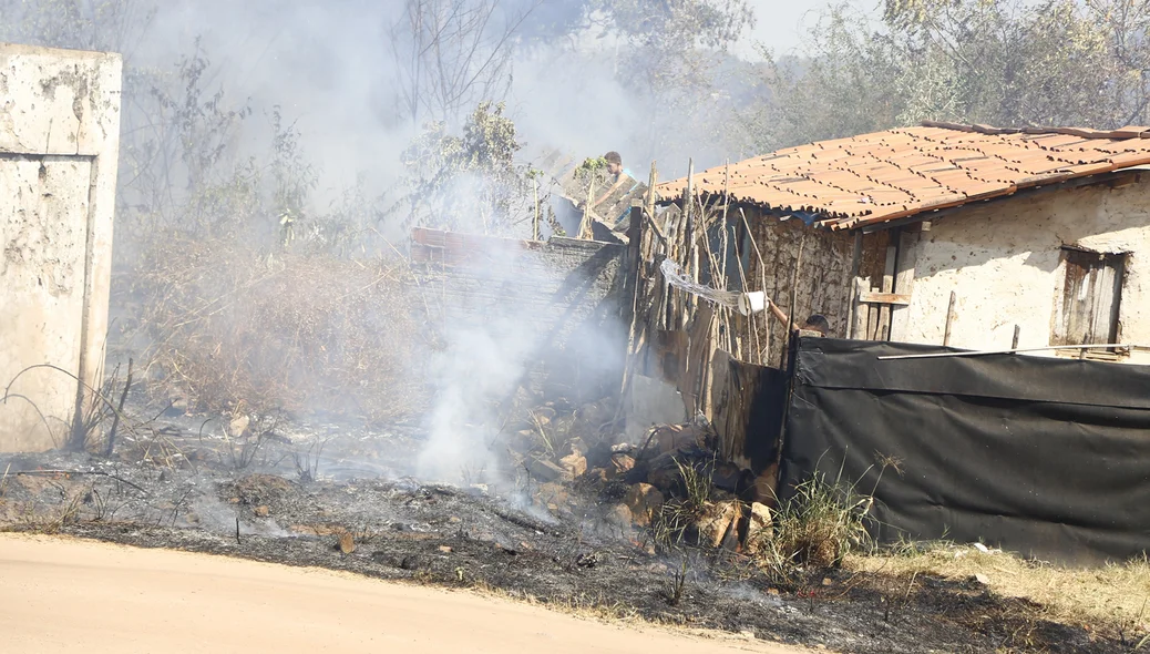 Populares tentando apagar o Incêndio próximo da Avenida dos Ipês