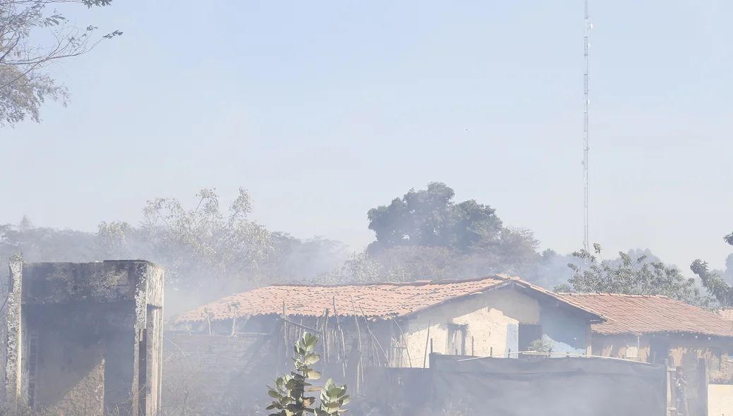 Incêndio próximo a casas na Avenida dos Ipês