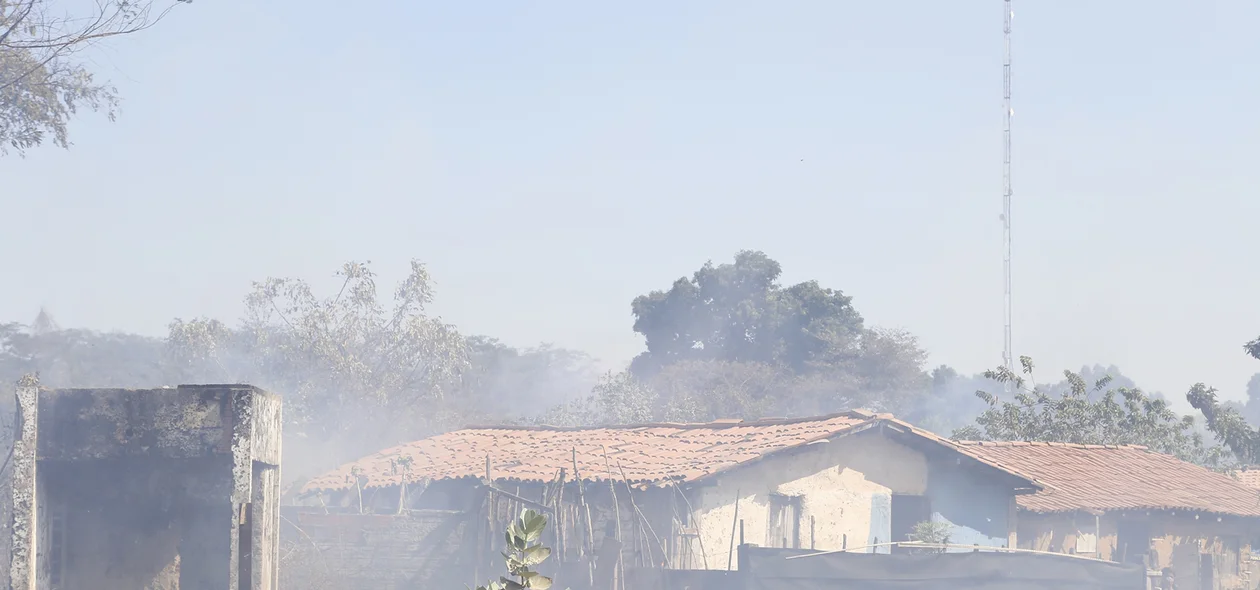 Incêndio próximo a casas na Avenida dos Ipês