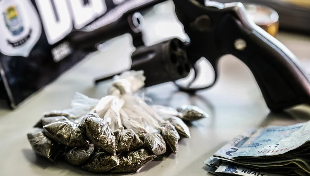 Maconha e arma apreendida pelos policiais 