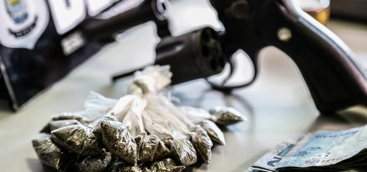 Maconha e arma apreendida pelos policiais 
