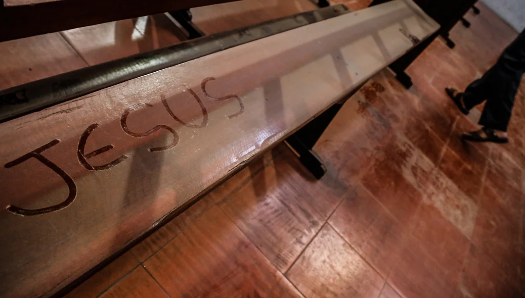 Muita poeira nos bancos da igreja 