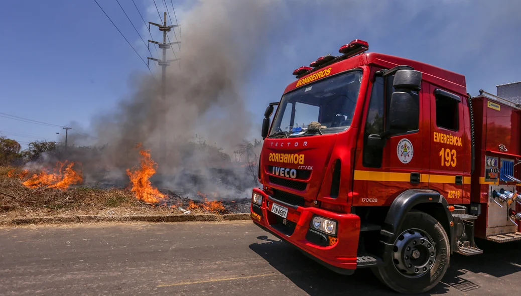 Terreno pega fogo na Br 343