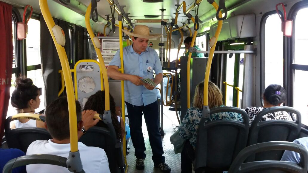 Gustavo Henrique faz corpo a corpo nos ônibus