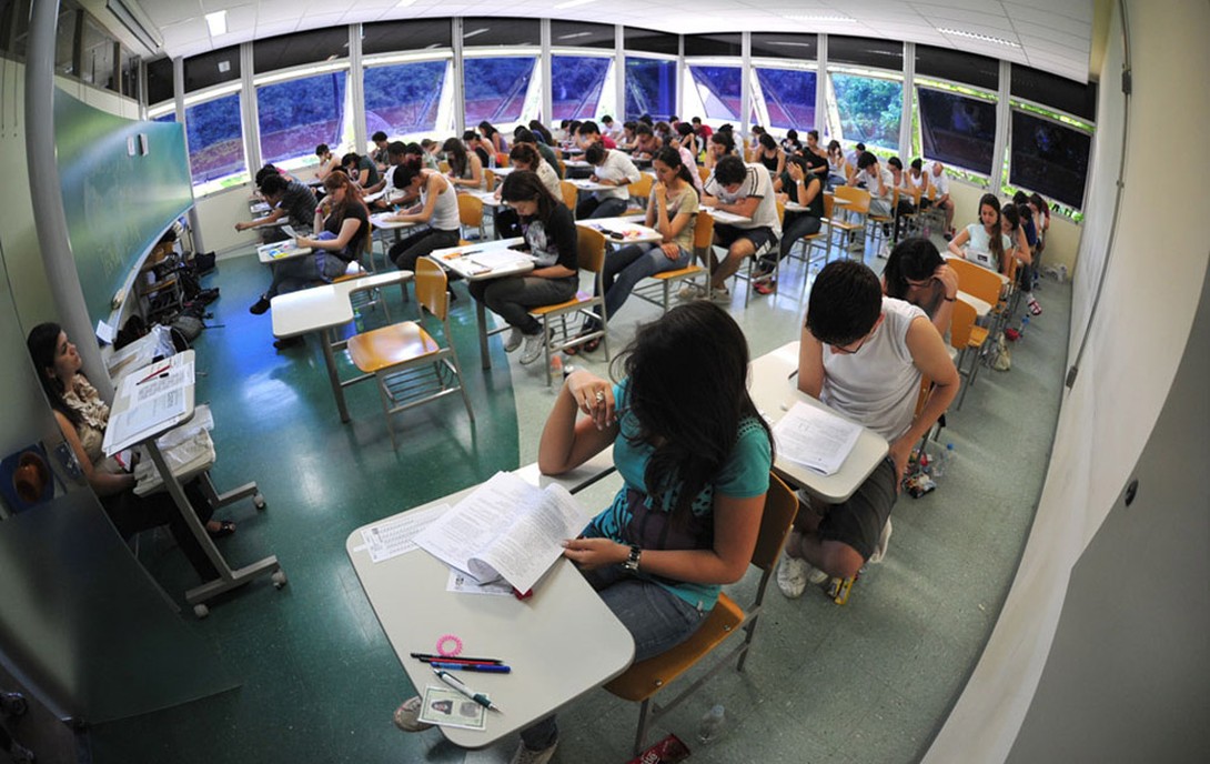 Professor no Brasil ganha menos da média, afirma OCDE