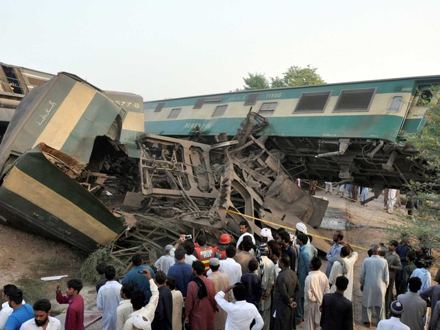 Trens se chocam no Paquistão