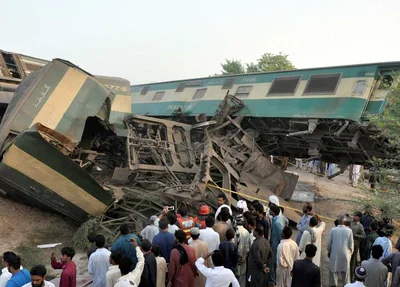 Trens se chocam no Paquistão