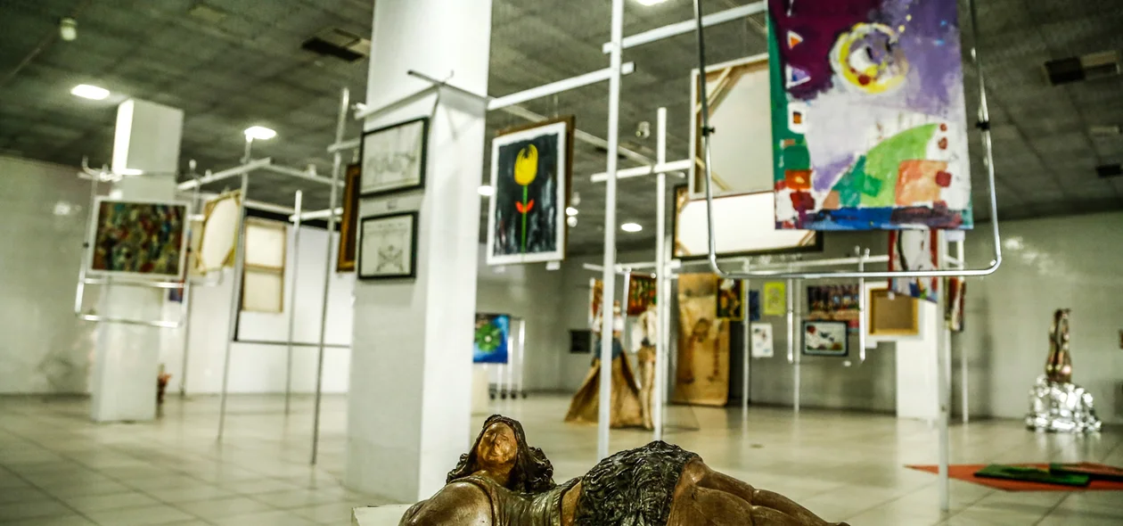 9ª Exposição Anual dos Artistas "De pernas pro ar"