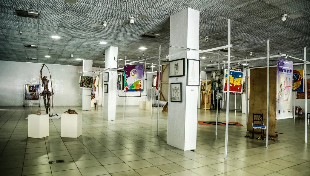 Exposição Anual dos Artistas "De pernas pro ar"