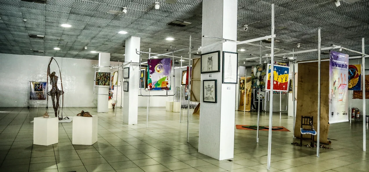 Exposição Anual dos Artistas "De pernas pro ar"