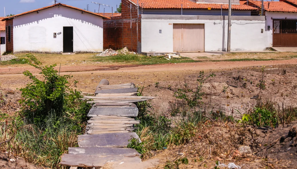 Moradoeres constroem ponte de madeira para atravessar galeria