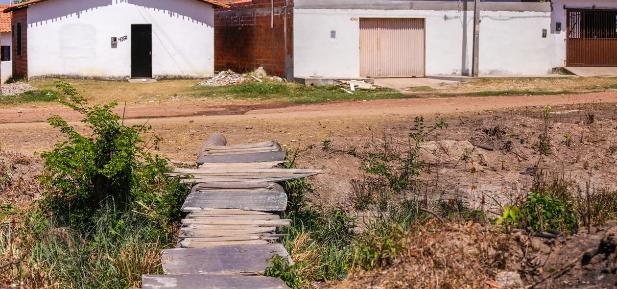 Moradoeres constroem ponte de madeira para atravessar galeria
