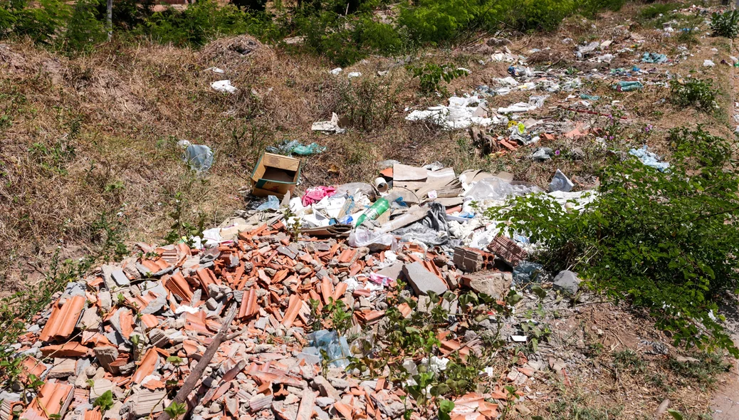 Moradores jogam material de construção no local