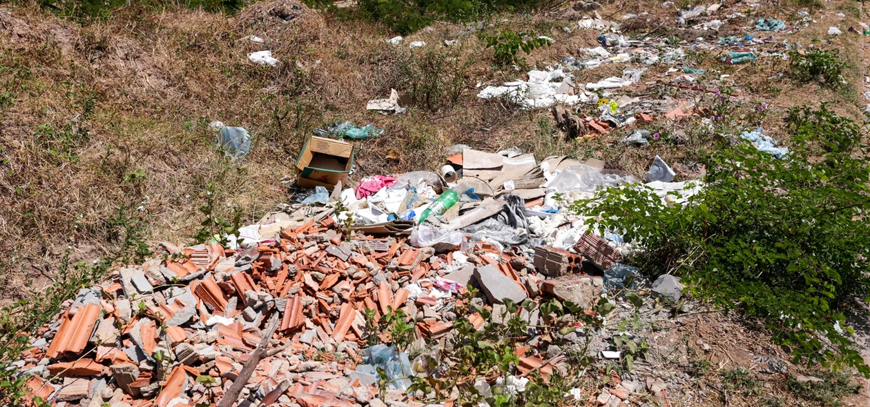 Moradores jogam material de construção no local