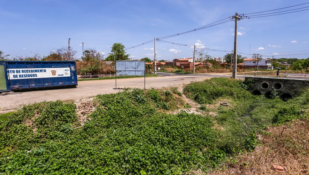 Moradores sujam a galeria, mesmo tendo ao  lado , um depósito de recolhimento de lixo