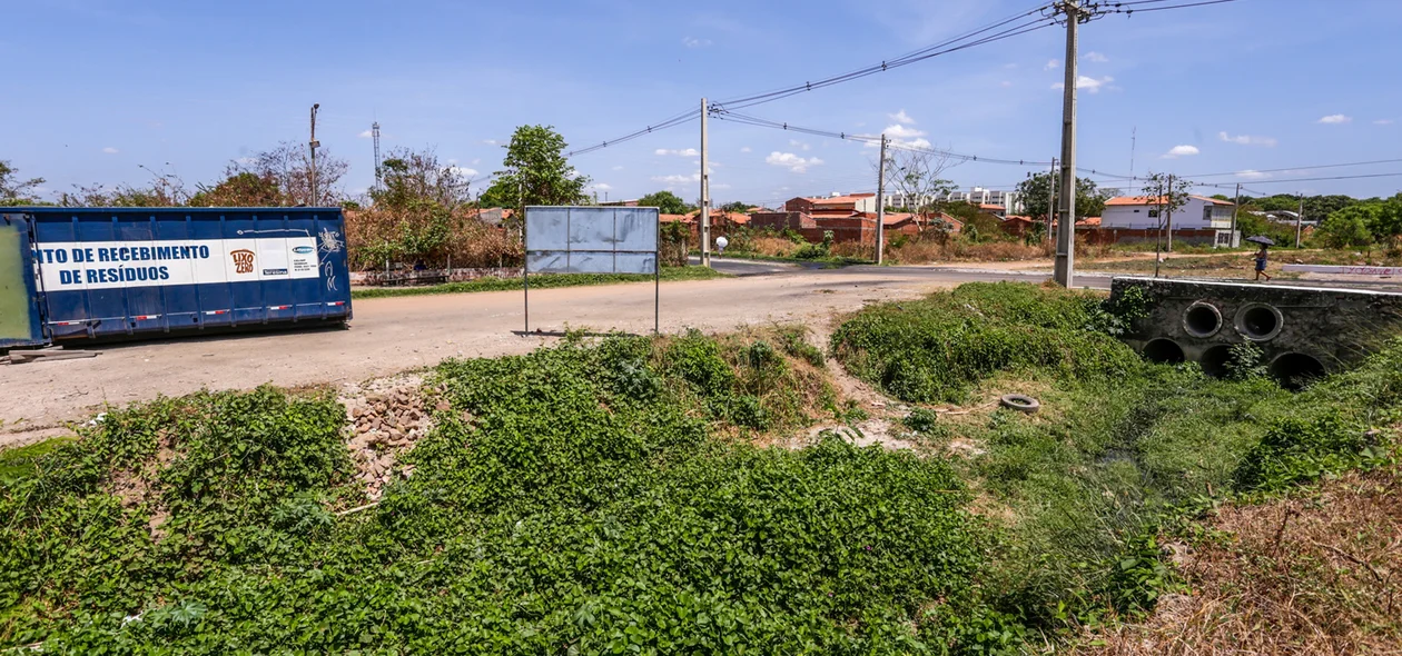Moradores sujam a galeria, mesmo tendo ao  lado , um depósito de recolhimento de lixo
