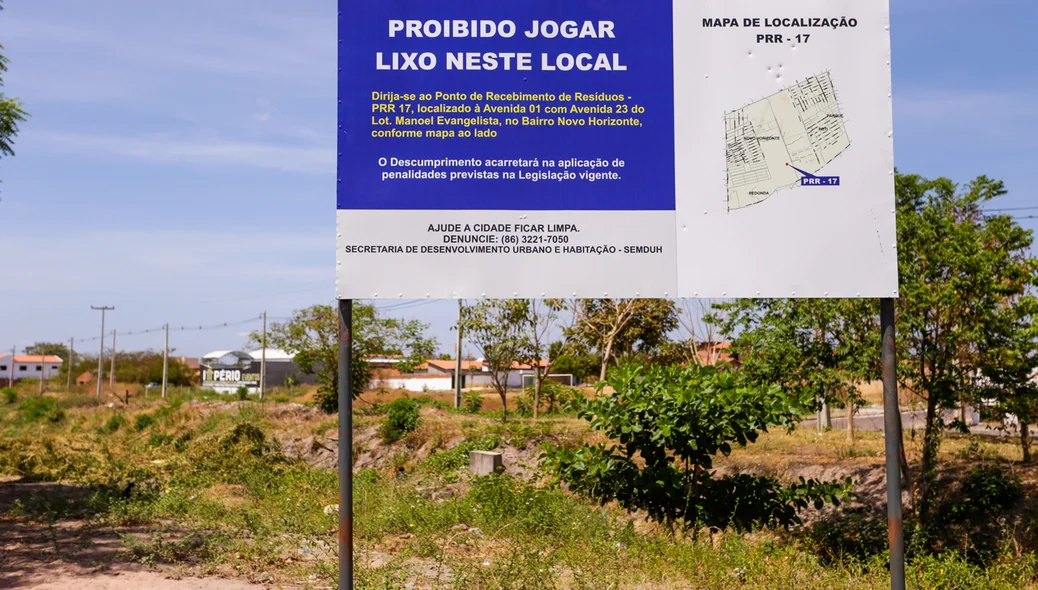 Placa de proíbido jogar lixo nao evita moradores de sujar o ambiente