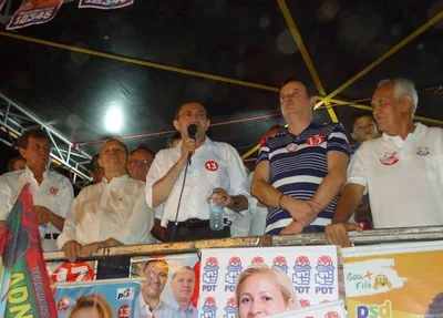 Após discurso do Padre Walmir José Néri abandona o palanque