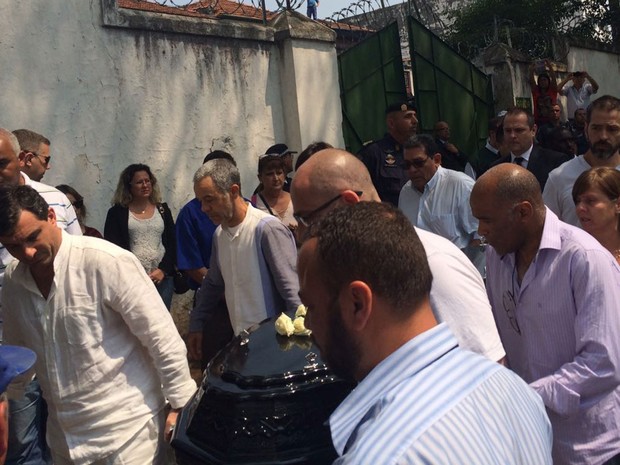 Ator é sepultado em São Paulo