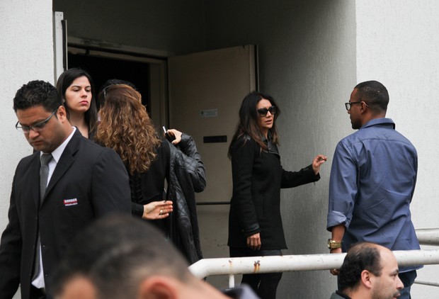 Dira Paes chega ao velório de Montanger