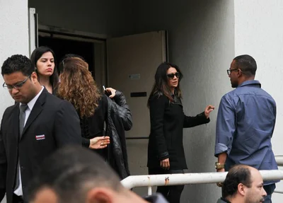 Dira Paes chega ao velório de Montanger