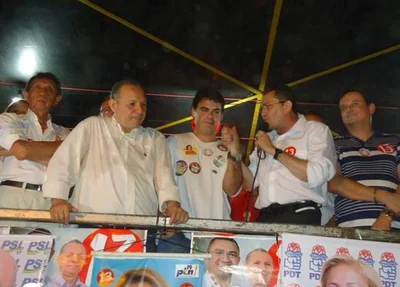 Ex-prefeito José Néri de Sousa acopanha discurso do Padre Walmir
