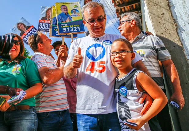 Firmino Filho ao lado de crianças no bairro mocambinho 