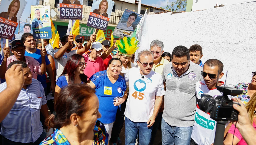 Firmino filho faz caminhada na avenida Francisco Martins 