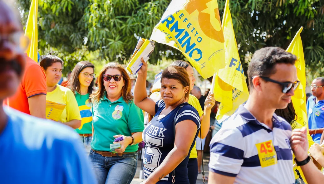Populares na caminhada no bairro mocambinho