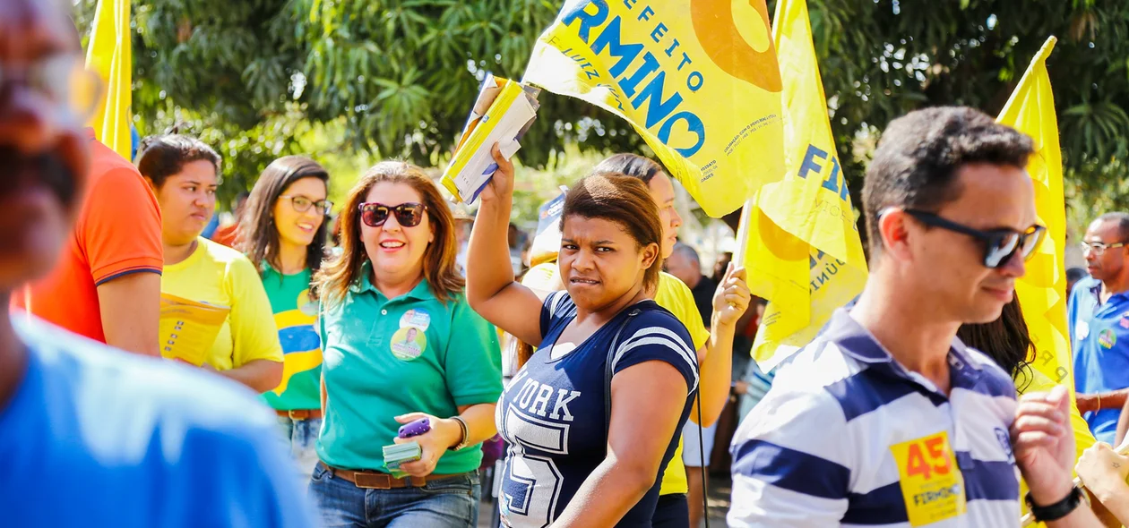 Populares na caminhada no bairro mocambinho