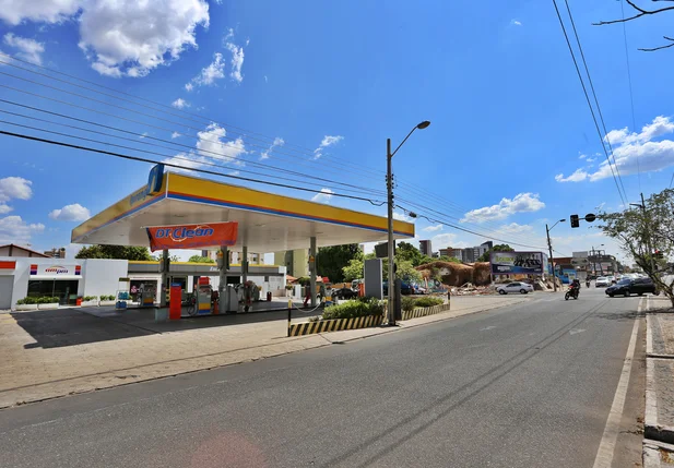 Posto de combustível na Avenida Dom Severino