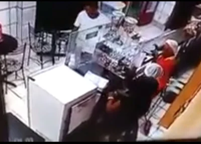Casal assalta padaria 