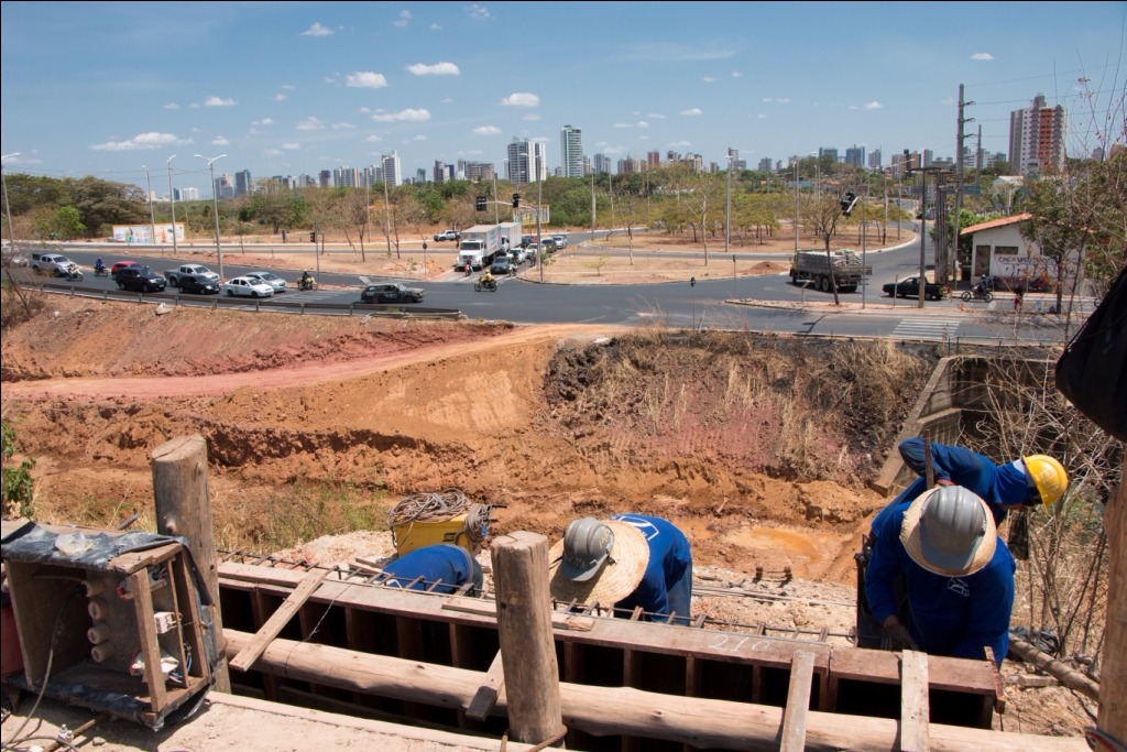 Muro de proteção da pista está sendo implantado