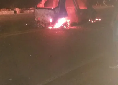 Veículo pega fogo no momento local do acidente