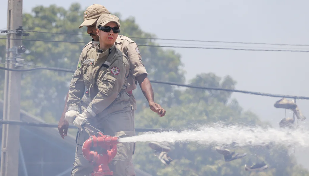 Bombeiros tentando apagar o fogo