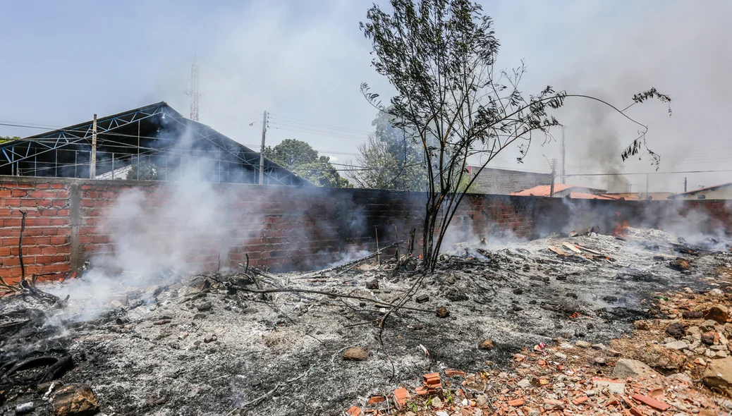 Fogo em terreno baldio no dirceu