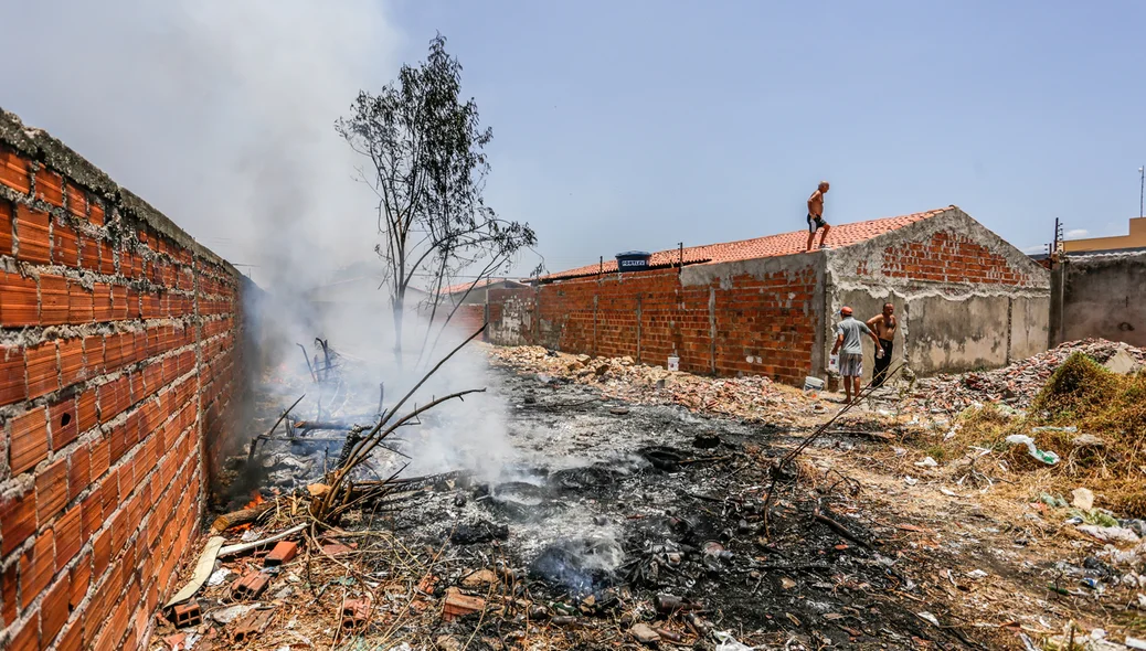 Incêndio em terreno abandonado