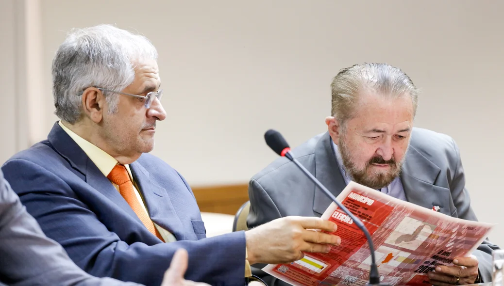 Joaquim Santana e Edvaldo Moura analisando a cartilha