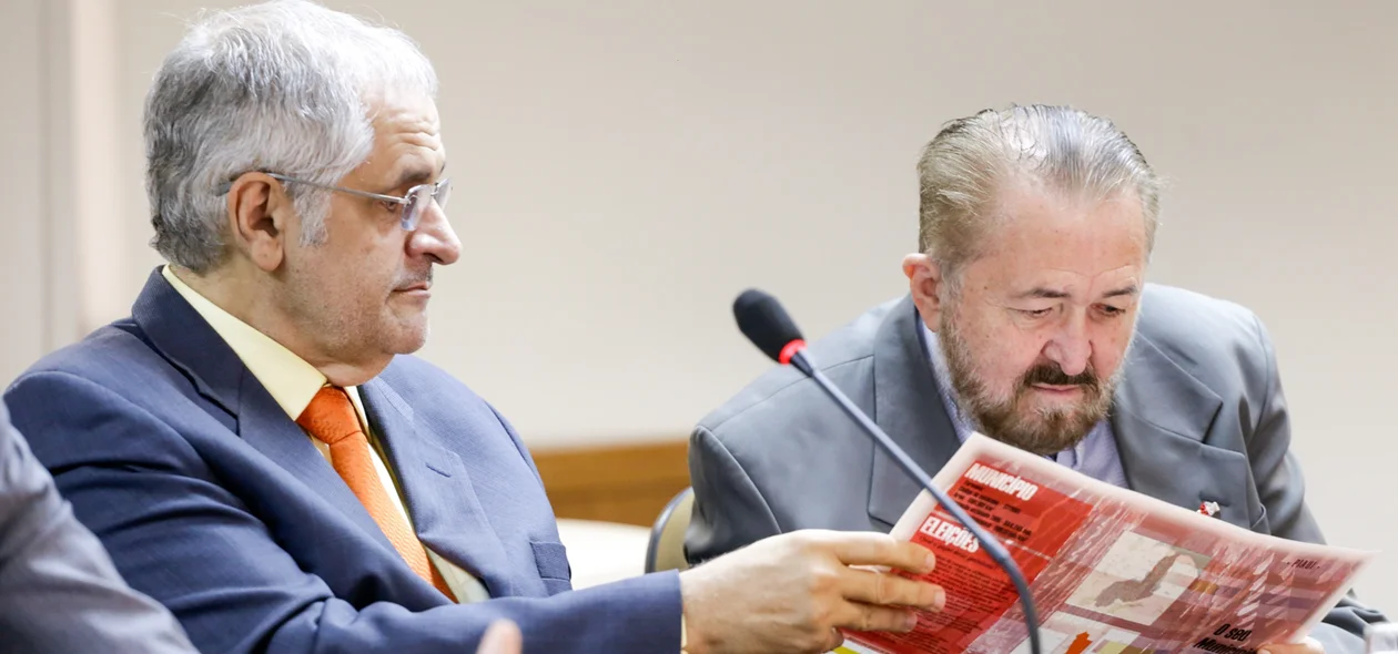 Joaquim Santana e Edvaldo Moura analisando a cartilha