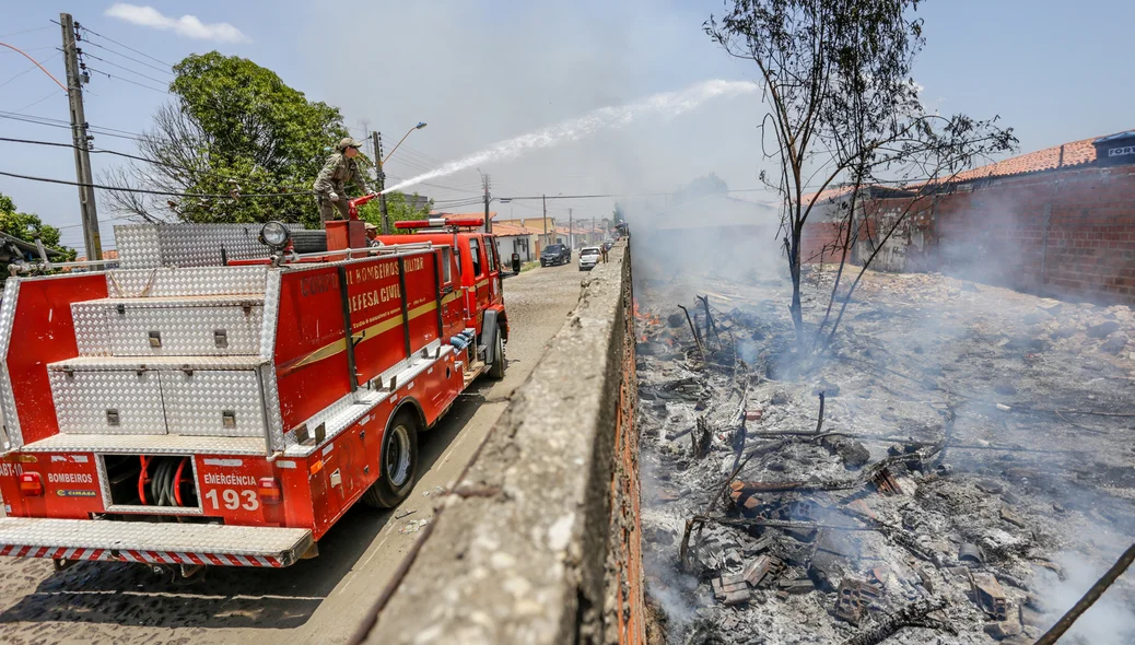 Momento em que o Corpo de Bombeiros chegou no local