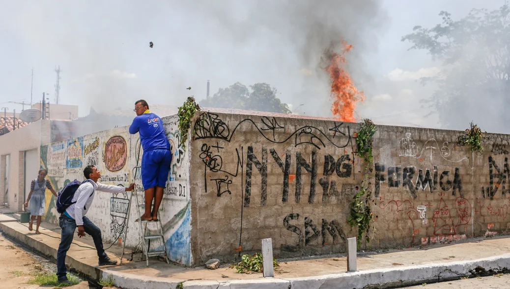 Terreno pega fogo no bairro dirceu