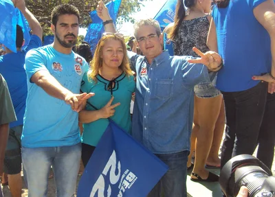 Eduardo Sindô (camisa jeans) ao lado do candidato a prefeito Belauto Bigode em caminhada