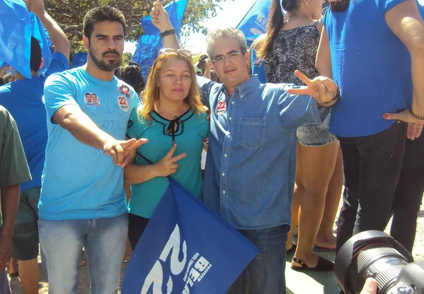 Eduardo Sindô (camisa jeans) ao lado do candidato a prefeito Belauto Bigode em caminhada